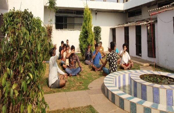 How are facilities at Mumbai rehab centers structured for healing?